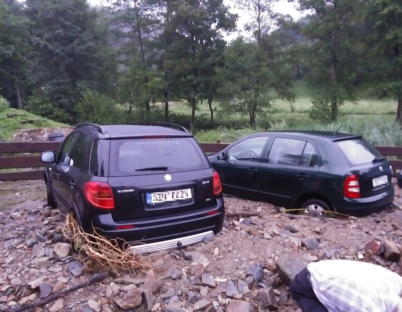01 - Cez víkend na Slovensku vyčíňalo počasie, hasiči bojovali aj s vybreženým potokom